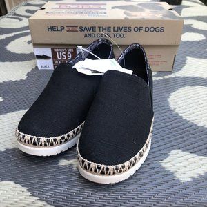 NWT Bobs by Skechers womens memory foam slip on shoes black 9